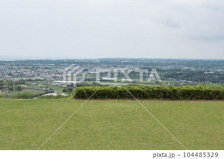 宮崎県児湯郡都農町にある都農神社（一の宮神社）付近の不動公園から見える街並み 104485329