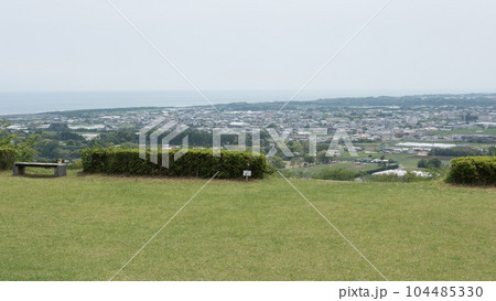 宮崎県児湯郡都農町にある都農神社(一の宮神社)付近の不動公園から見える街並み 宮崎県児湯郡都農町にある都農神社(一の宮神社)付近の不動公園から見える街並み 104485330