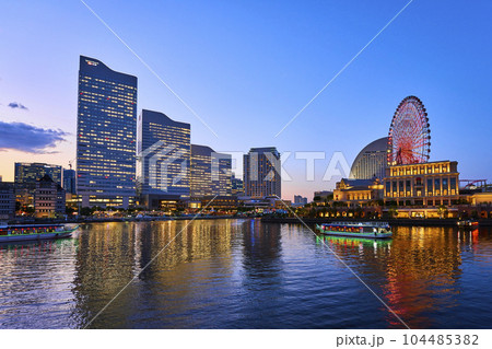横浜みなとみらい地区の夜景 横浜みなとみらい地区の夜景 104485382