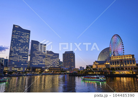 横浜みなとみらい地区の夜景 横浜みなとみらい地区の夜景 104485390