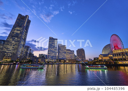 横浜みなとみらい地区の夜景 横浜みなとみらい地区の夜景 104485396