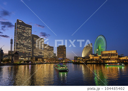 横浜みなとみらい地区の夜景 横浜みなとみらい地区の夜景 104485402