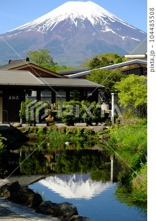 忍野八海、鏡池から見える逆さ富士 104485508