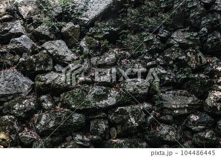 日本の城の自然石の石垣 104486445