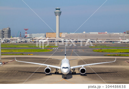 都市空港の風景　羽田空港 104486638