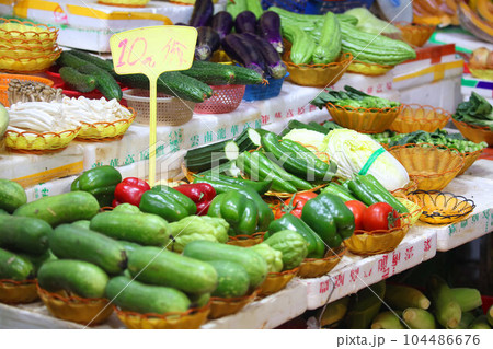 香港の市場の野菜。中国野菜と西洋野菜が混在して売られている 104486676