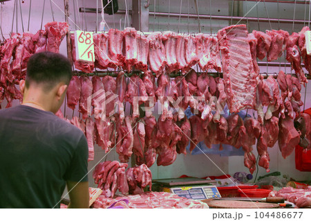 香港の市場の肉屋で売られる豚肉。牛肉や鶏肉より高級で高価。中国人は豚肉が大好きだ 香港の市場の肉屋で売られる豚肉。牛肉や鶏肉より高級で高価。中国人は豚肉が大好きだ 104486677