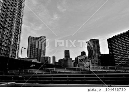 芝浦アイランドの超高層ビル群の風景 モノクロ 104486730