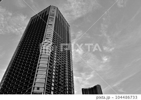 芝浦アイランドの超高層ビル群の風景 モノクロ 104486733