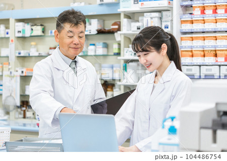 調整薬局で一緒に働く薬剤師・調剤師(ノートパソコン・タブレットPC) 調整薬局で一緒に働く薬剤師・調剤師(ノートパソコン・タブレットPC) 104486754