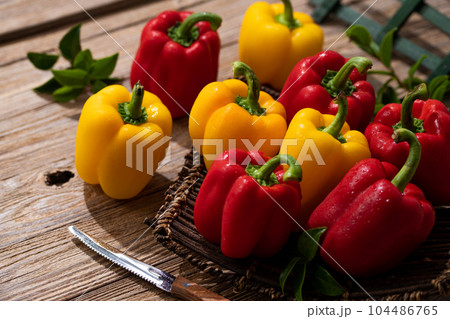 パプリカ 赤と黄色のセット （ パプリカ ）古板背景 104486765