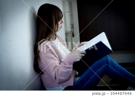 アルバムを開いて思いつめる女性 アルバムを開いて思いつめる女性 104487048