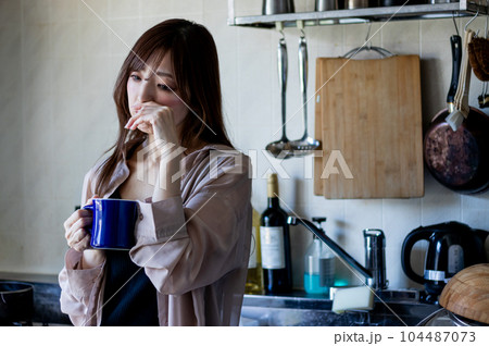 ストレスに悩む女性 104487073