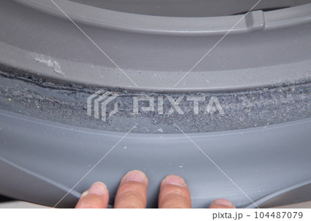 ドラム式洗濯機ドアのゴムパッキンの中の糸くず　ゴミ　汚れ 104487079