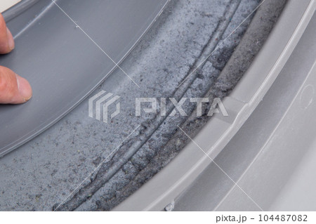 ドラム式洗濯機ドアのゴムパッキンの中の糸くず ゴミ 汚れ ドラム式洗濯機ドアのゴムパッキンの中の糸くず ゴミ 汚れ 104487082