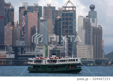 ホンコンのビクトリア湾を航行するスターフェリー 104487153