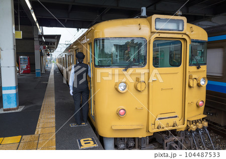 ローカル線の女性車掌 104487533