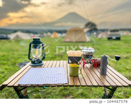 「静岡県」富士山が見えるキャンプ場で、日の出を見ながらコヒーを入れる 「静岡県」富士山が見えるキャンプ場で、日の出を見ながらコヒーを入れる 104487576