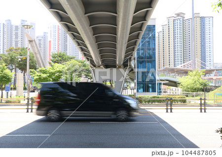 歩道橋の下の道路（韓国） 104487805