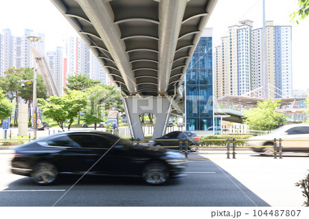 歩道橋の下の道路（韓国） 104487807