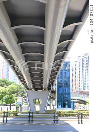 歩道橋の裏側（韓国） 104487811