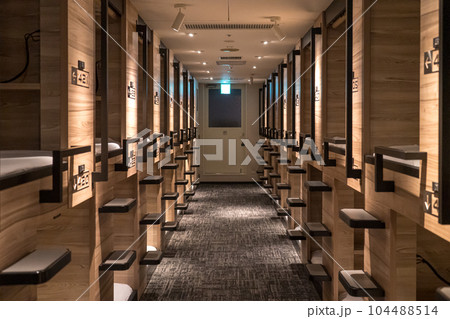 個室が並ぶ日本の美しいカプセルホテルの風景 104488514