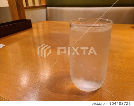 水の入ったグラス 104488722