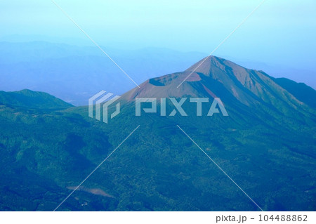 空より眺める霧島連山・霧島連峰（高千穂峰・韓国岳他） 104488862