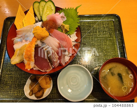 食べ応え抜群の海鮮丼 104488863