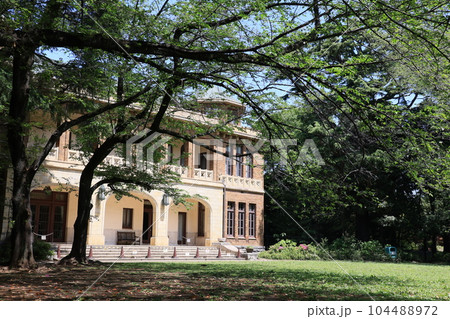 東京都目黒区駒場の旧前田侯爵家芝庭から見た本邸洋館の風景 東京都目黒区駒場の旧前田侯爵家芝庭から見た本邸洋館の風景 104488972