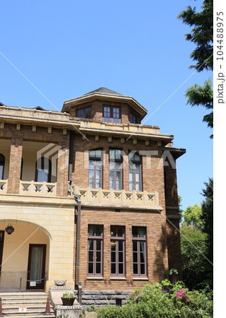 東京都目黒区駒場の旧前田侯爵家芝庭から見た本邸洋館の風景 104488975