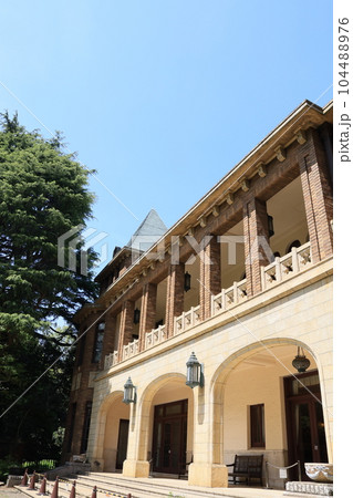 東京都目黒区駒場の旧前田侯爵家芝庭から見た本邸洋館の風景 104488976