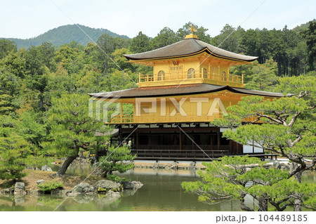 世界遺産　京都のお寺　金閣寺（鹿苑寺）の景観 104489185