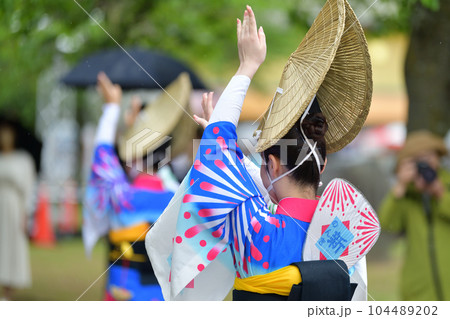 阿波踊り　春の祭典「徳島城　阿波踊り」　有名連の女踊り 104489202