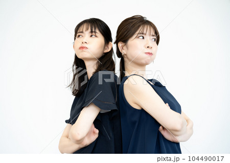 怒る二人の女性 104490017