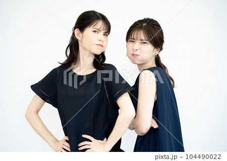 怒る二人の女性 怒る二人の女性 104490022