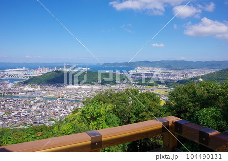 香川県宇多津町 青ノ山山頂展望台から聖通寺山・坂出市・五色台・玉野市方面を望む 香川県宇多津町 青ノ山山頂展望台から聖通寺山・坂出市・五色台・玉野市方面を望む 104490131