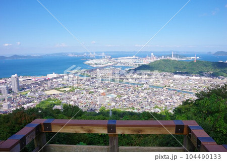 香川県宇多津町 青ノ山山頂展望台から瀬戸大橋・倉敷市方面を望む 香川県宇多津町 青ノ山山頂展望台から瀬戸大橋・倉敷市方面を望む 104490133
