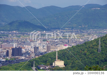 香川県　青ノ山から坂出市・雄山・五色台方面を望む 104490136