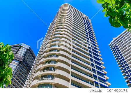 神奈川県　横浜市　みなとみらい21地区に立ち並ぶタワーマンション 104490178