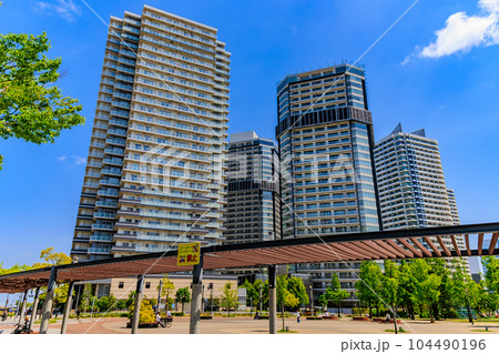 神奈川県　横浜市　みなとみらい21地区に立ち並ぶタワーマンション 104490196