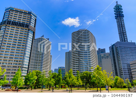 神奈川県　横浜市　みなとみらい21地区に立ち並ぶタワーマンション 104490197