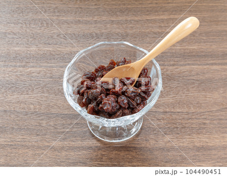 ガラスの食器に盛ったノンオイルレーズン 104490451