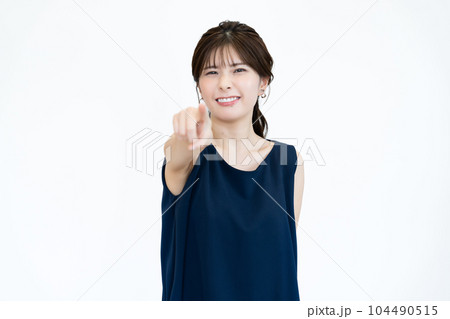 指差しで命令する若い女性 104490515