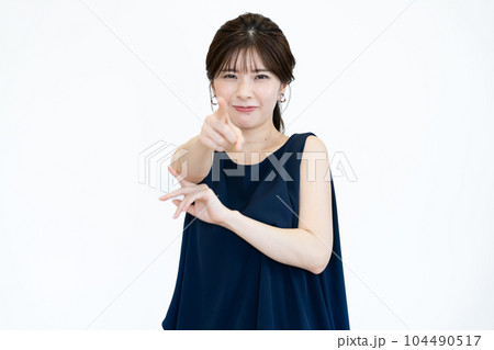 指差しで命令する若い女性 104490517