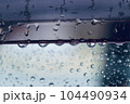 雨除けから滴る雫 104490934