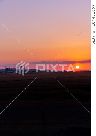 美しい夕焼け空と空港風景(阿蘇くまもと空港) 104491007