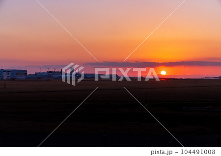 美しい夕焼け空と空港風景(阿蘇くまもと空港) 104491008