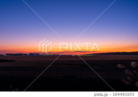美しい夕焼け空とパノラマ空港風景(阿蘇くまもと空港) 104491055