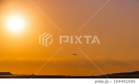 美しい夕焼け空と飛行機風景 (阿蘇くまもと空港) 美しい夕焼け空と飛行機風景 (阿蘇くまもと空港) 104491085